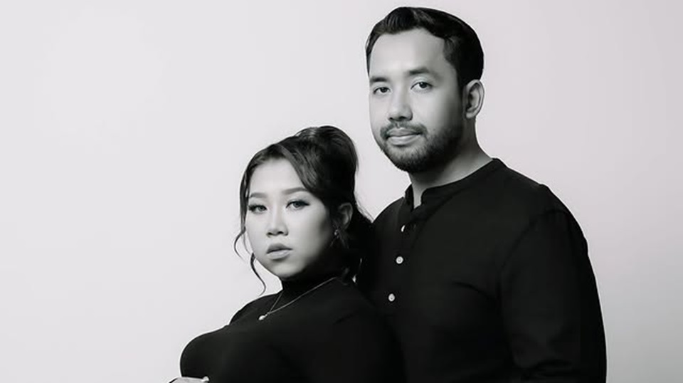 6 Potret Maternity Kiky Saputri dan Suami, Ada yang Bikin Salfok