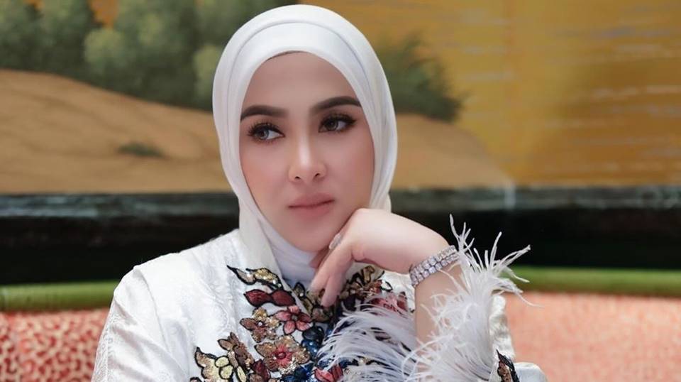 7 Potret Angelina Sondakh Rayakan Ultah Keanu Massaid Bareng Anak Yatim di Pesantren