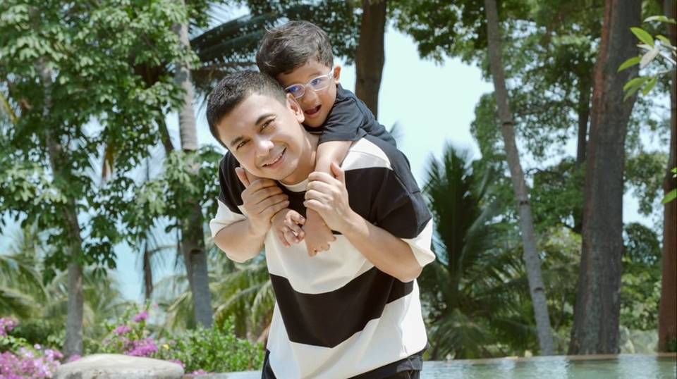 Raditya Dika Bongkar Alasan Putranya Sering Pakai Kacamata Padahal Masih 3 Tahun