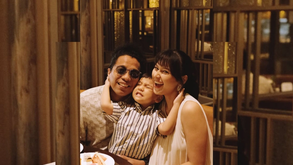 Foto bersama Indah Permatasari dan Arie Kriting, dan juga putra mereka. [instagram @indahpermatas]