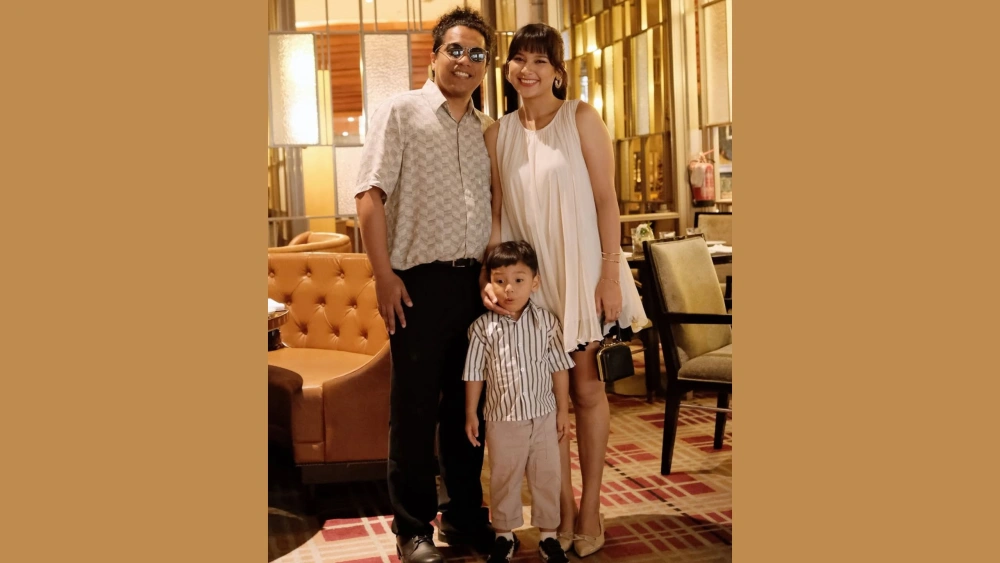 Foto bersama Indah Permatasari dan Arie Kriting, juga putra mereka. [instagram @indahpermatas]