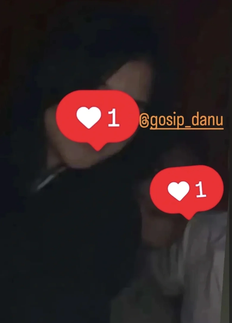 Foto diduga Pejabat AD dari Partai Oren dengan seorang artis. [Instagram/@gosip_danu]