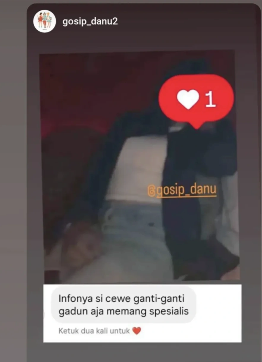 Foto diduga Pejabat AD dari Partai Oren dengan seorang artis. [Instagram/@gosip_danu]