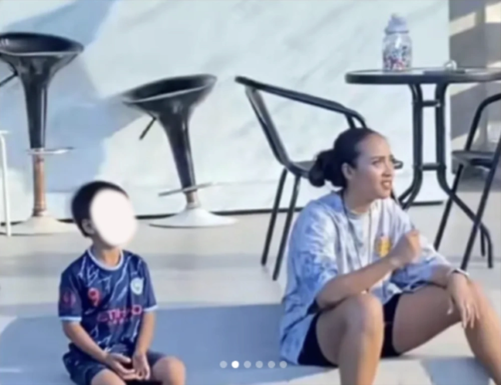 Foto diklaim Dini Kurnia bersama putra Ressa Rosano. [Instagram]