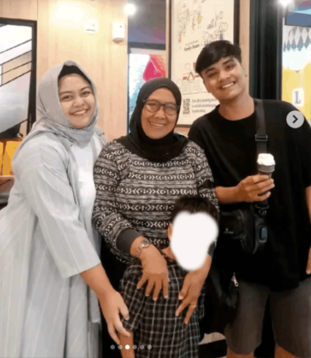 Foto diklaim menampilkan Ressa Rosano bersama perempuan diduga mertua Ressa dan putranya. [Instagram]