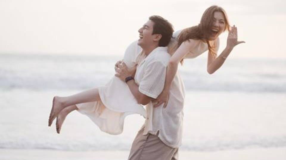 Romantis, 6 Potret Harris Vriza Lamar Haviza Devi di Tepi Pantai