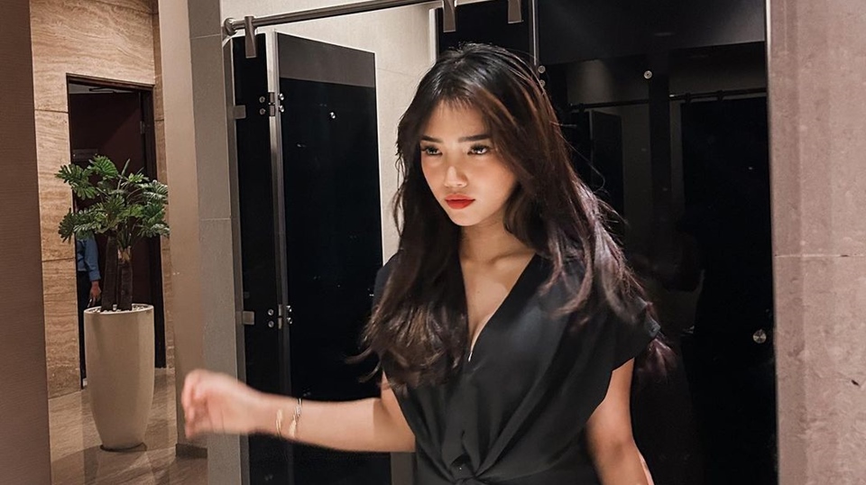 Kerap Dikatai Aura Maghrib, Fuji 'Tampar' Komentar Julid Lewat Postingan Baru