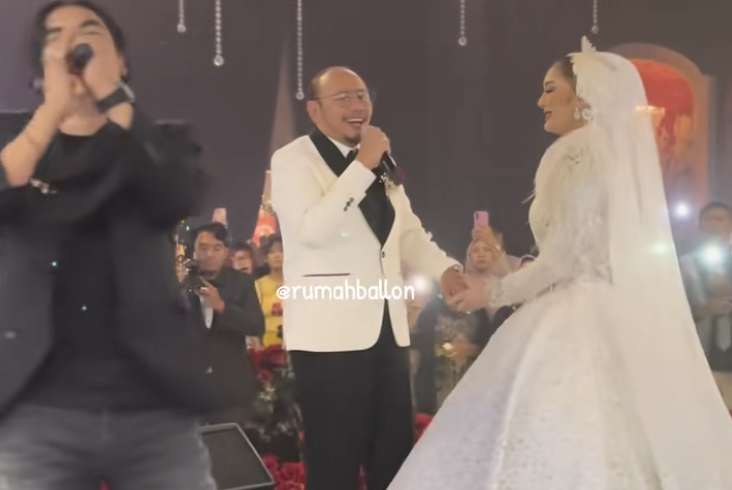 Wali Kota Tegal Dedy Yon dan Istri Gadis Sephi Naik Helikopter ke Konser Setia Band