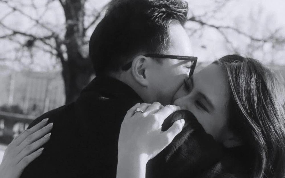 Gege Elisa memeluk pacar sambil memamerkan cincin lamaran. (Instagram)