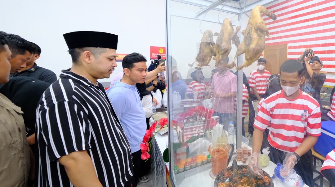 Rahasia Mikrofon Gibran Rakabuming saat Debat Cawapres Dibongkar Tretan Muslim dan Coki Pardede