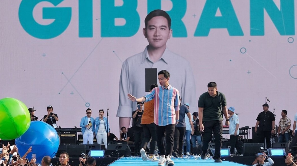 Gibran Rakabuming Pamer Digendong Mayor Teddy