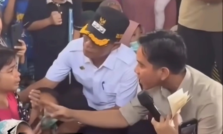 Gibran Tenangkan Anak Yang Menangis Di Tenda Pengungsian