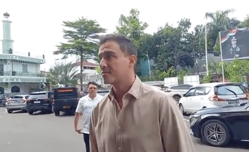 Hamish Daud ditemani kuasa hukum ke Polres Metro Jakarta Selatan. [TikTok]