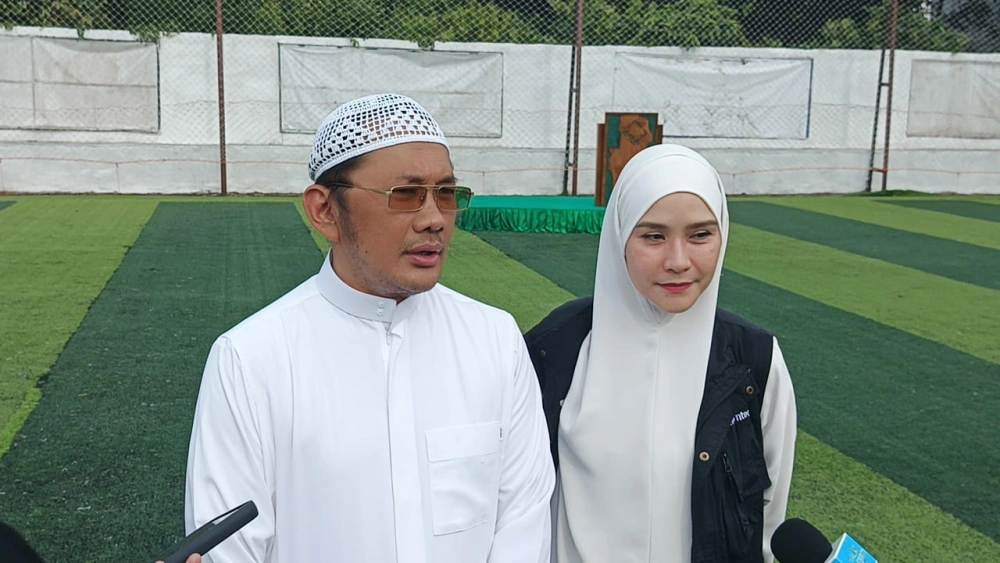 Hanung Bramantyo dan Zaskia Adya Mecca usai salat Id di lingkungan rumah baru mereka. [Indopop/Selvianus Kopong Basar]