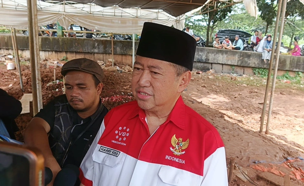 Harry Kiss di makam Vidi Aldiano. (FTNews/Selvianus Kopong Basar)