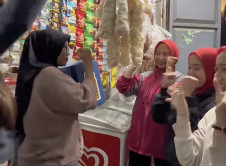 Hasna dan Hasni datangi ibu warung yang membuat mereka viral. [TikTok]