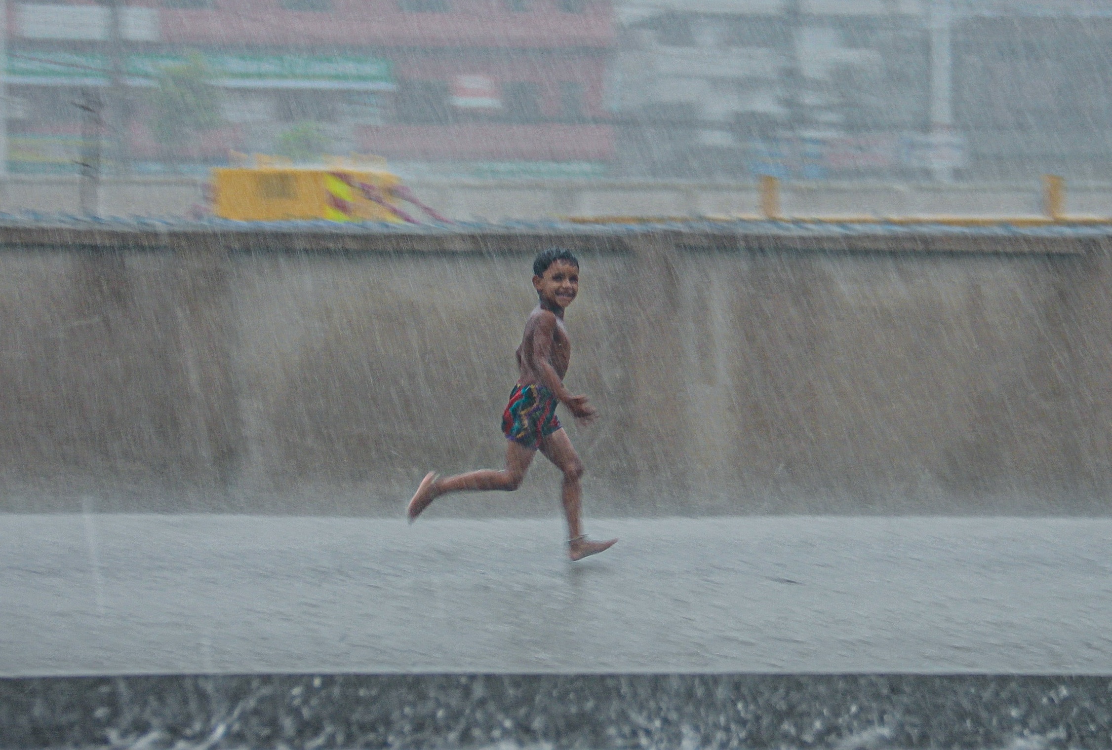 Zaskia Adya Mecca Bolehkan Anak Mandi Hujan, Apa Kata Dokter?
