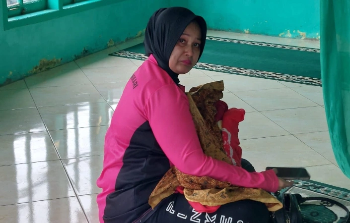 Ibu Bhayangkari Di Tapanuli Selatan Menyusui Bayi Korban Bencana Alam Cc Instagram