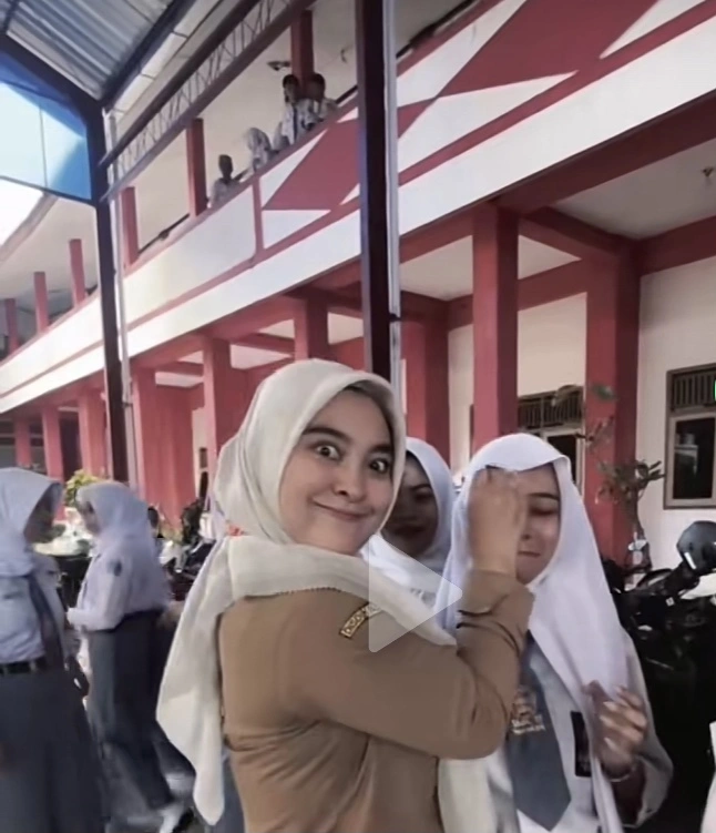 Ibu Guru Hani Puji Astuti 1 (Tiktok)