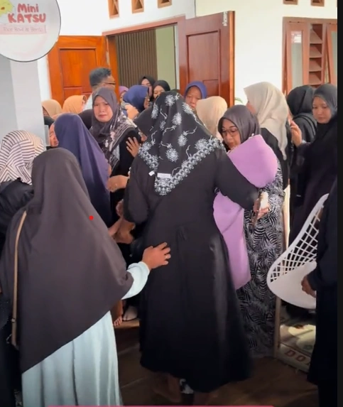 Ibunda Hariadi Pingsan [Sumber: TikTok]