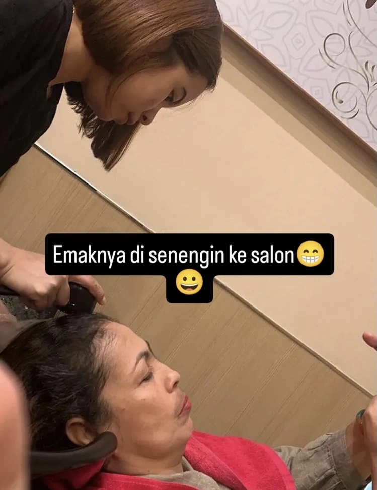 Ibunda Helwa Bachmid Saat Creambath Di Salon (Instagram)