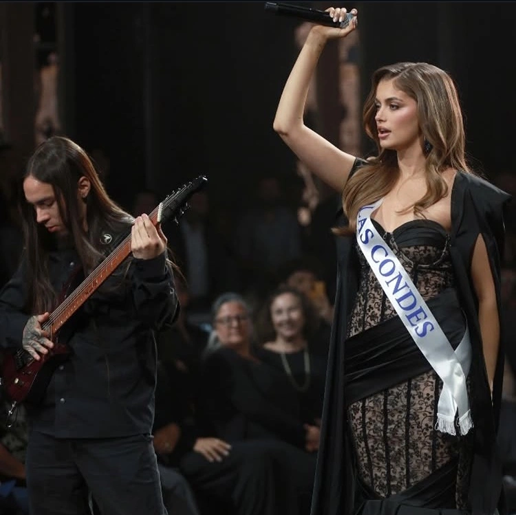 Ignacia Fernandez Saat Tampil Bersama Gitaris Bandnya Instagram