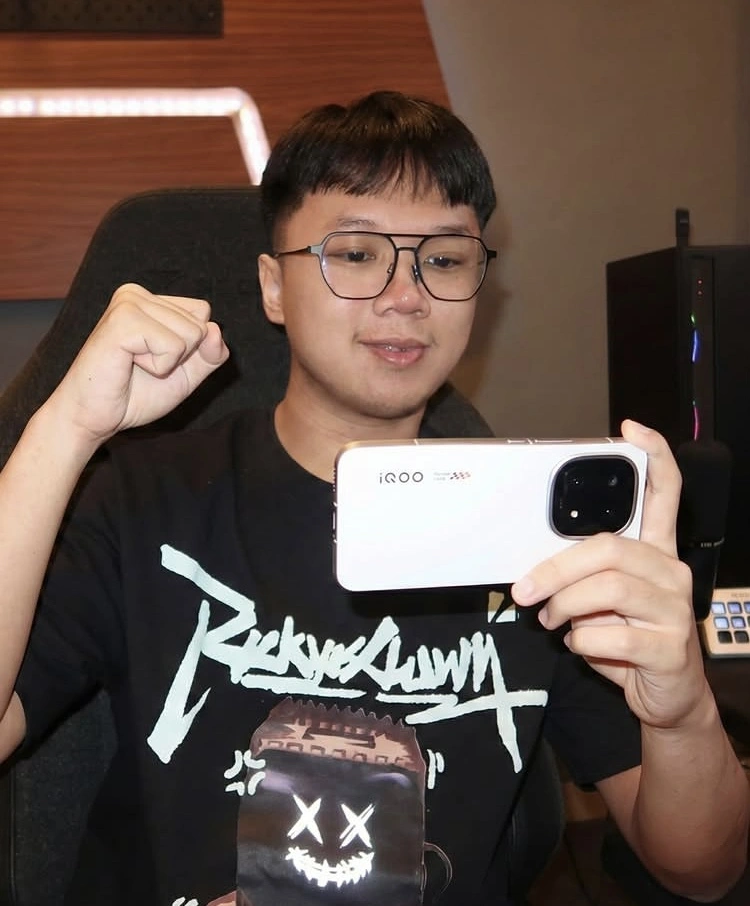 Ihsan Saat Bintangi Iklan Hp Iqoo [Instagram]