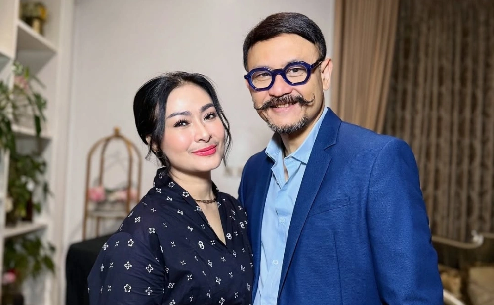 Iis Dahlia Dan Sang Suami Satrio Dewandono Instagram