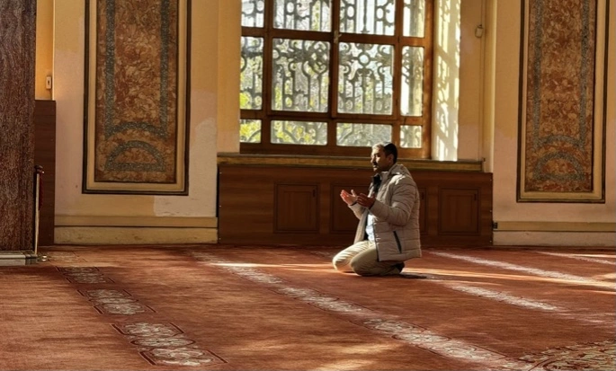 Ilustrasi Ustadz Sedang Berdoa Di Dalam Masjid [Pexels]