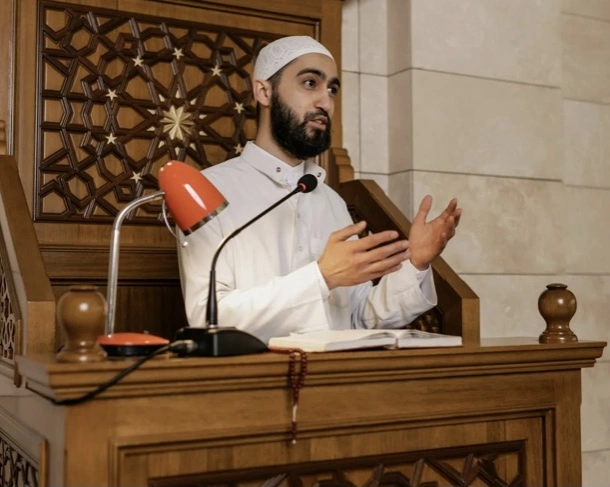 Ilustrasi Ustadz Sedang Memberi Khotbah Di Masjid [Pexels]