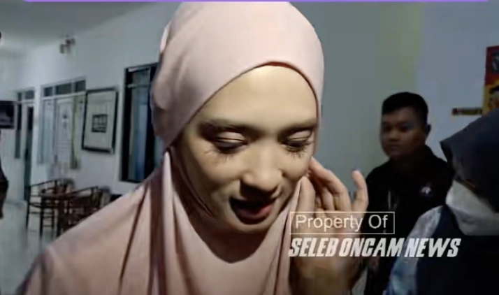 Inara Rusli adukan Virgoun ke Komnas PA. [YouTube/Seleboncamnews]