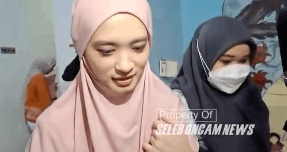 Inara Rusli Memberikan Keterangan Kepada Wartawan Terkait Kedatangannya Ke Komnas Pa