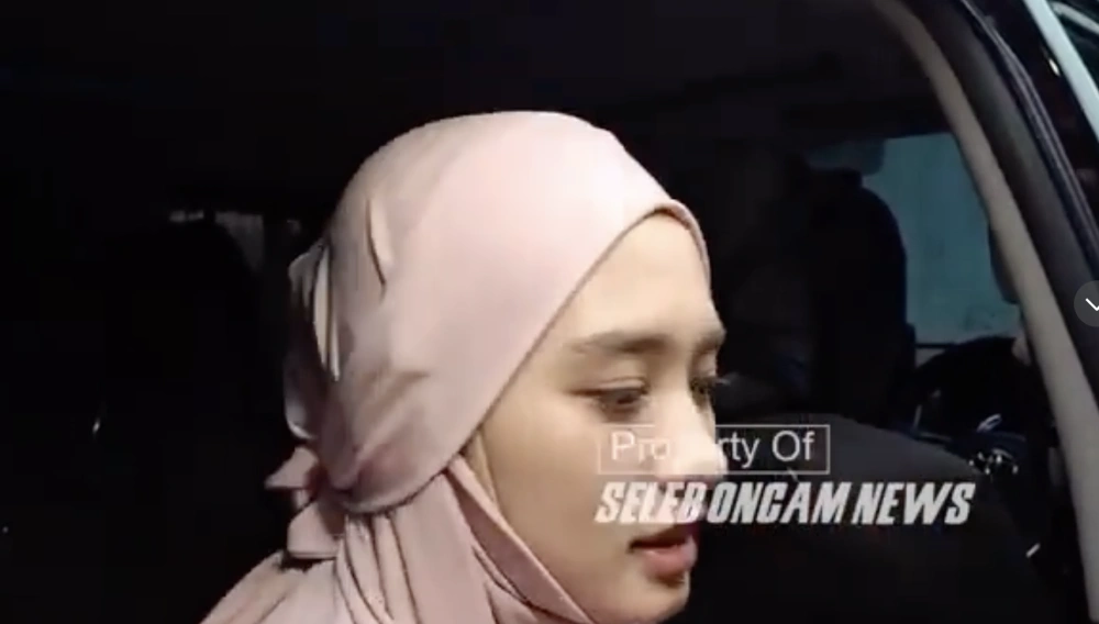 Inara Rusli memberikan keterangan kepada wartawan terkait kedatangannya ke Komnas PA. [YouTube/Seleboncamnews]