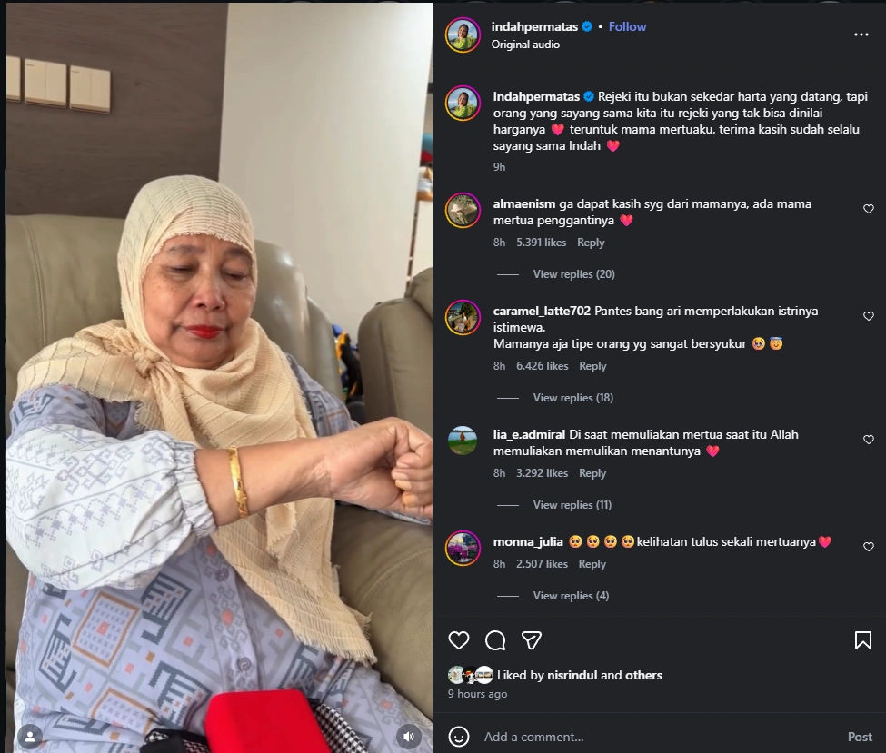 Indah Permatasari Berikan Perhiasan Untuk Ibu Arie Kriting [Sumber: Instagram]