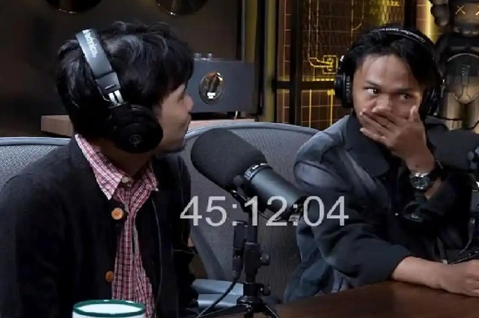 Indra Frimawan Ludahi Fajar Sadboy [sumber: Youtube Deddy Corbuzier]