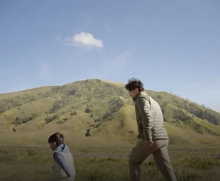 Indra Priawan Bermain Bersama Putranya (Instagram)