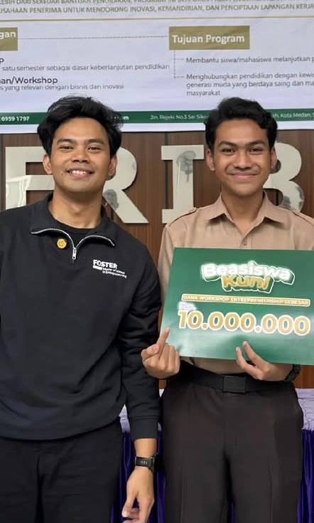 Insanul Fahmi Berfoto Bersama Penerima Beasiswa Kopikuni