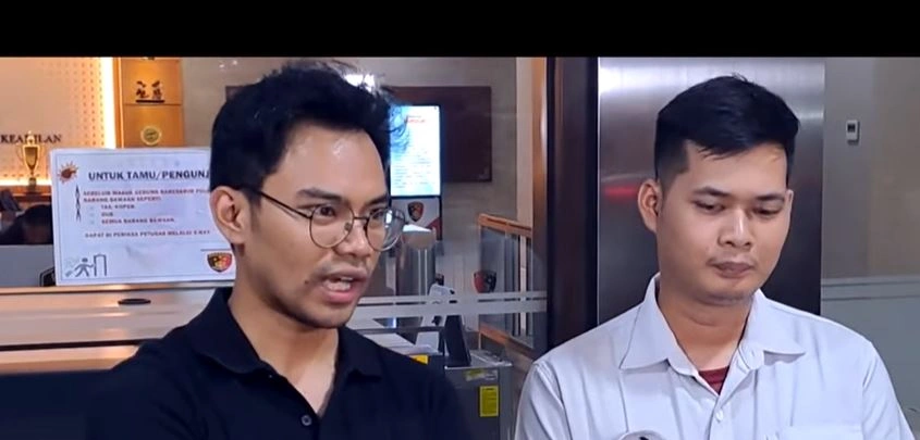 Insanul Fahmi Dan Kuasa Hukumnya [Sumber: Youtube Sembilan Entertainment]