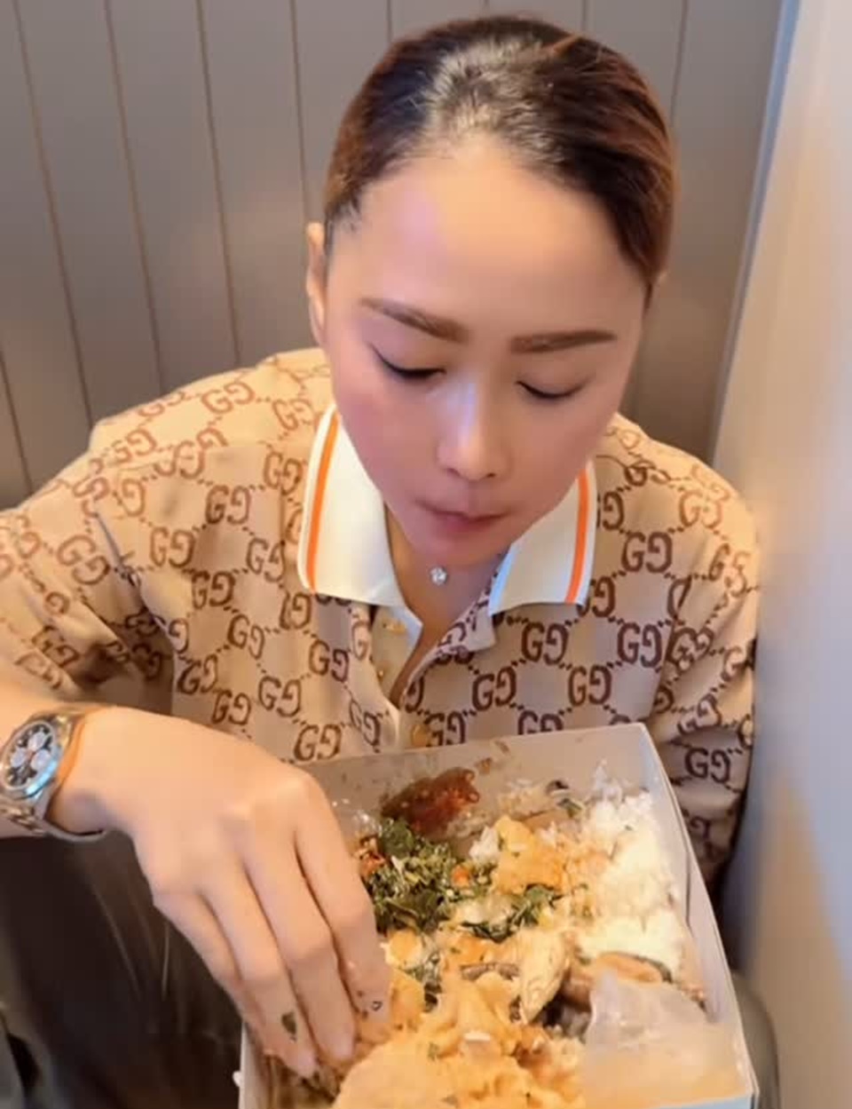 Inul Daratista Makan Lesehan Pakai Tangan di Kereta Suite Class [Instagram]
