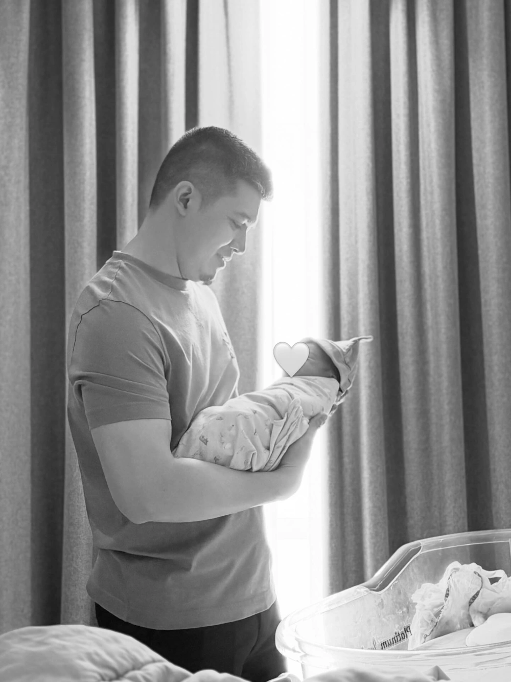 Irwansyah Gendong Anak Keduanya [Sumber: Instagram Irwansyah 15]