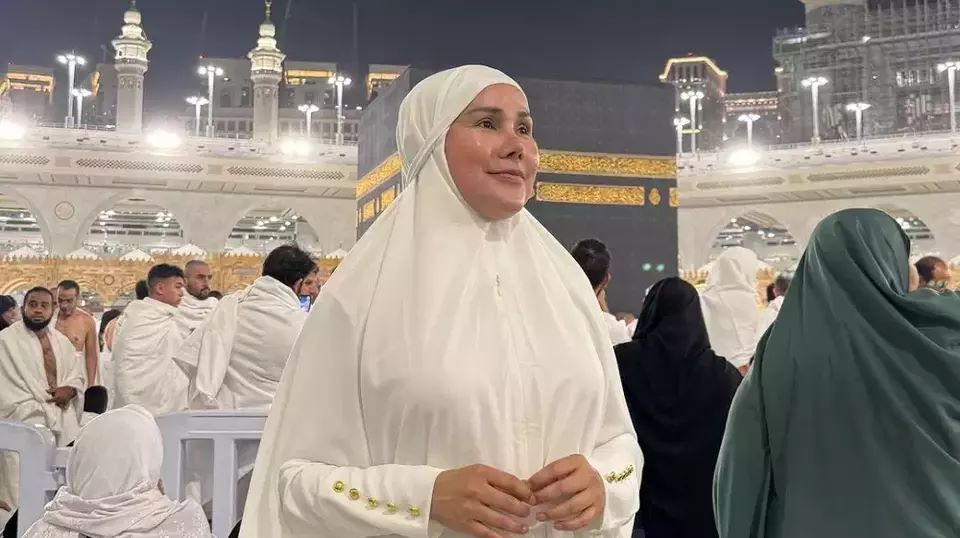 Isa Zega Pakai Hijab saat Umrah, Berikut 6 Fakta Soal Kontroversi Penistaan Agama