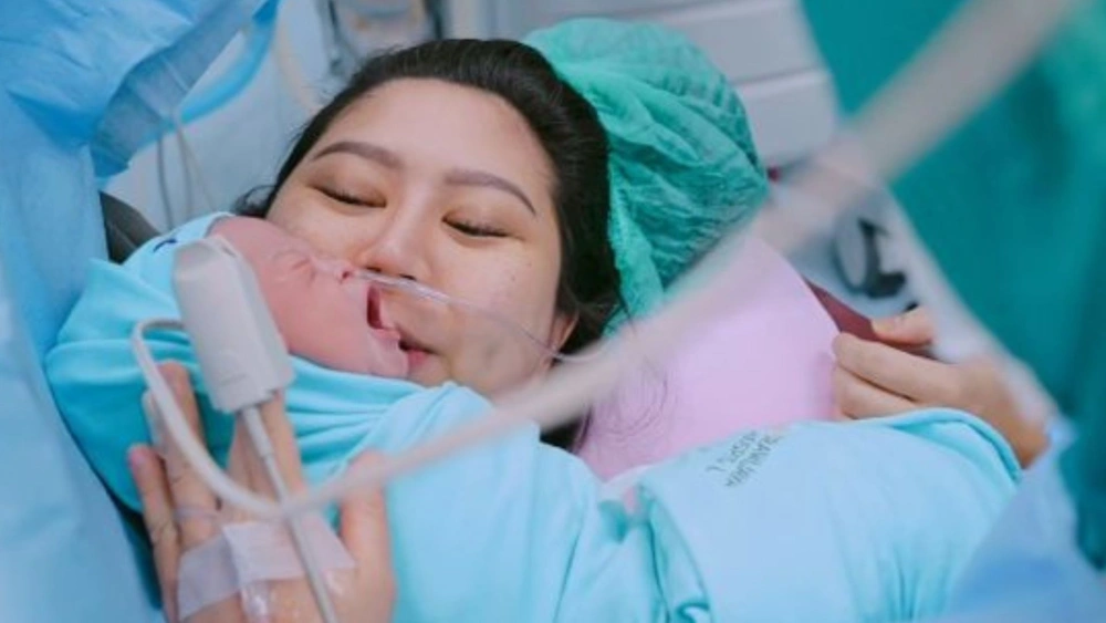 Momen Natasha Putri melahirkan anak pertamanya. [Instagram]