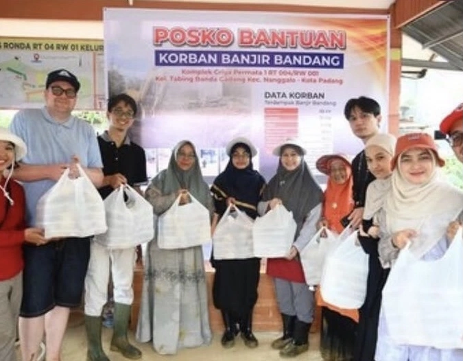 Istri Mehyeldi Ansharullah Saat Bantu Korban Banjir