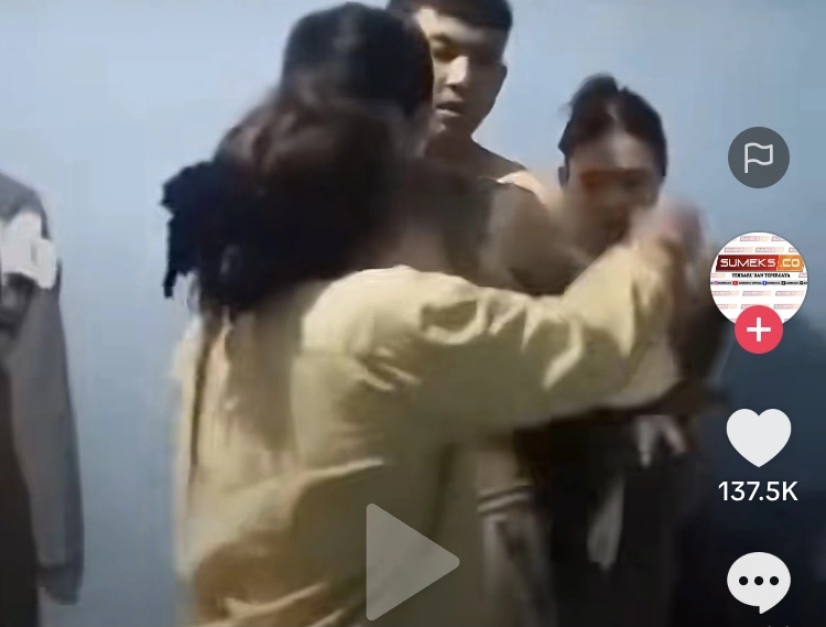 Istri Sah Berbaju Kuning Berusaha Memukul Si Pelakor Berbaju Hitam (Tiktok)