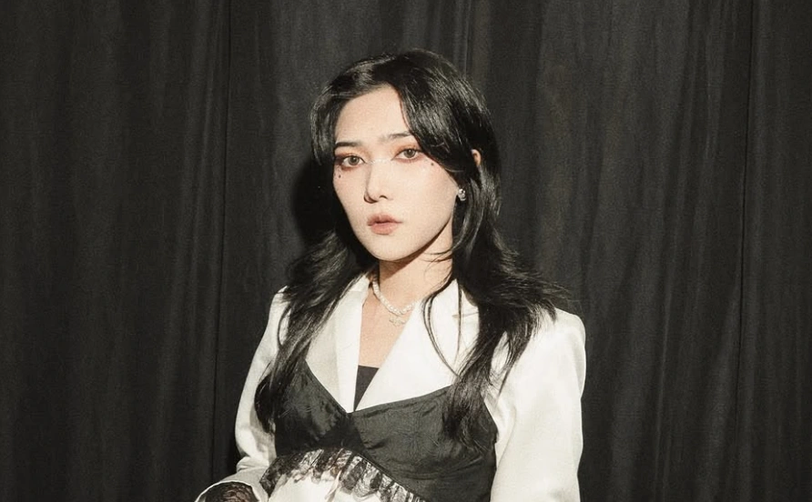 Isyana Sarasvati jadi sorotan menyusul simbol mata satu di album terbarunya Abadhi, bagian dari Elektiko. [Instagram]