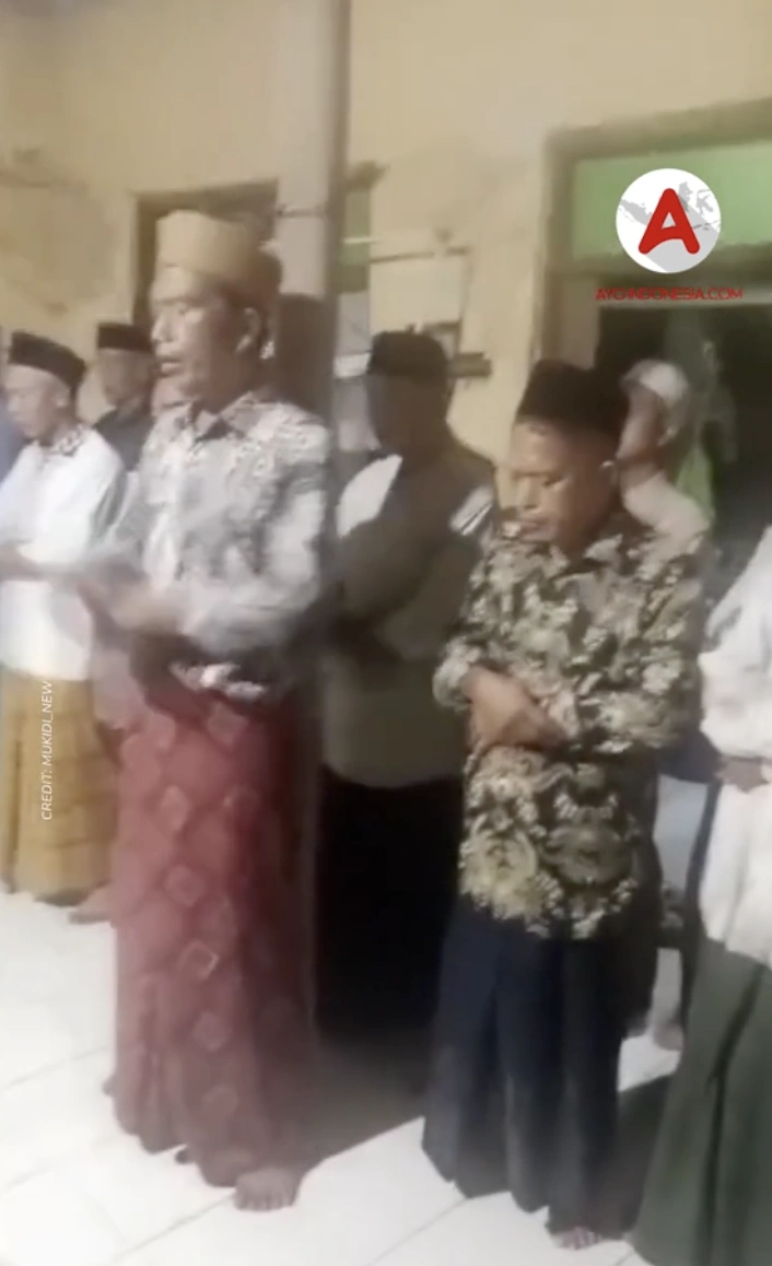 Jamaah Salat Jenazah Trans7 Dan Dwi Putri. [TikTok]