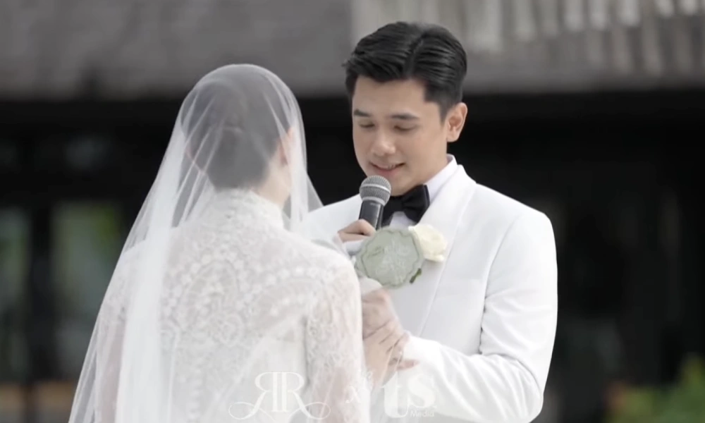 Rayn Wijaya saat menikah dengan Ranty Maria. [YouTube/TS Media]