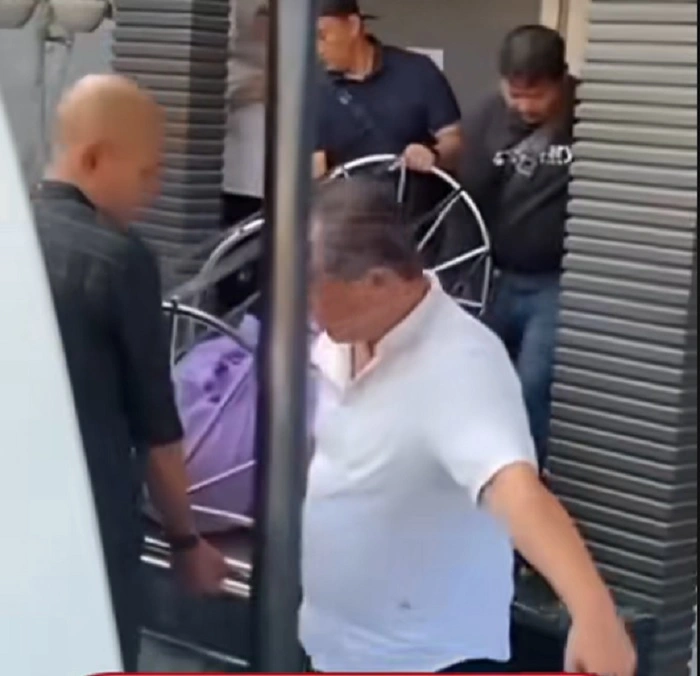 Jenazah Faizah Saat Dievakuasi Petugas Dari Kediamannya Usai Ditikam Oleh Anak Kandung [Sumber. Tiktok]