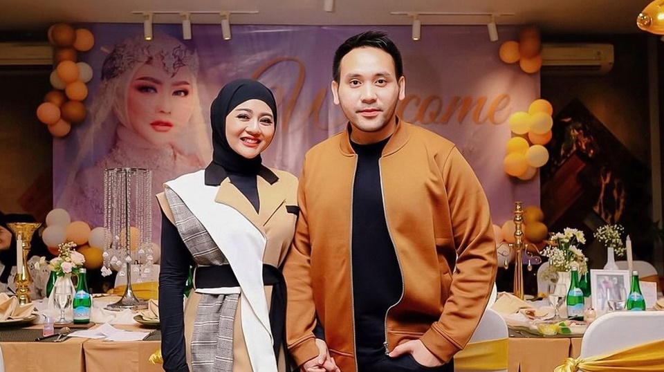 Jenita Janet Kena Nyinyir Sering Pamer Kemesraan Bareng Suami