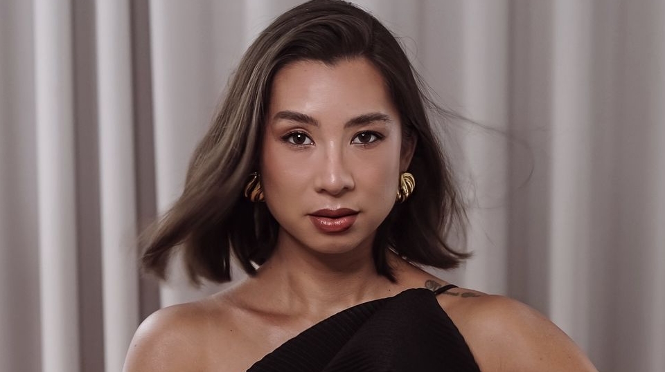 Jennifer Bachdim Benar-Benar Super Mom, Lihat Aksinya Angkat Stroller Saat Liburan